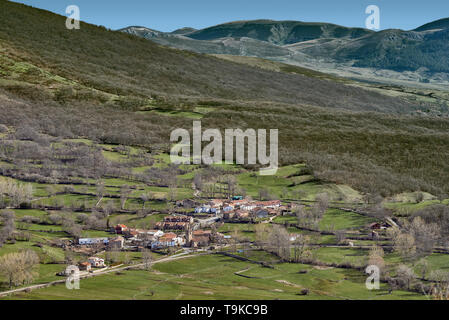 Petit village cantabrique règlement en profondeur vert vallée boisée dans la région de Alto Campoo, Cantabria, Spain, Europe Banque D'Images