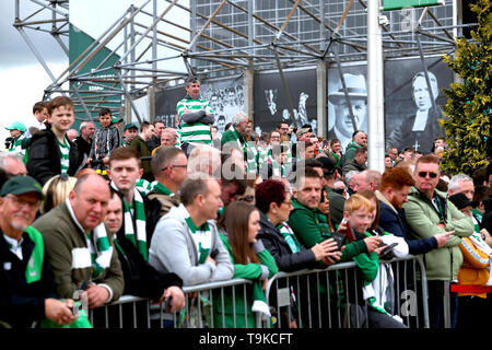 Une vue générale du Celtic fans attendent devant le stade pour le bus de l'équipe d'arriver avant le début de la Ladbrokes Scottish Premiership match au Celtic Park, Glasgow. Banque D'Images