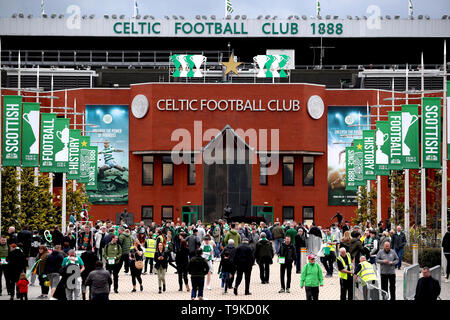 Une vue générale de fans à faire leur chemin vers le stade de l'avant de la Ladbrokes Scottish Premiership match au Celtic Park, Glasgow. Banque D'Images