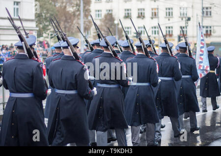 Des soldats de l'Armée garde Château marchent sur défilé militaire à Prague, République Tchèque Banque D'Images