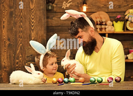 Famille Pâques avec de fausses oreilles de lapin. Banque D'Images