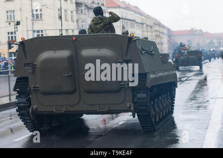 Des soldats de l'armée tchèque sont équitation armored ambulance véhicule sur défilé militaire à Prague, République Tchèque Banque D'Images