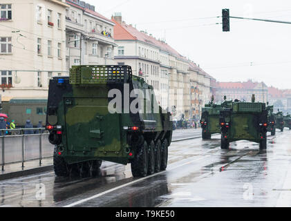 Des soldats de l'armée tchèque sont circonscription médicale sur véhicule blindé défilé militaire à Prague, République Tchèque Banque D'Images