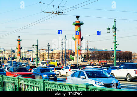 Saint-pétersbourg, Russie - le 5 avril 2019. Le trafic sur le pont du palais à Saint-Pétersbourg la Russie sur l'arrière-plan de la colonnes rostrales au Banque D'Images