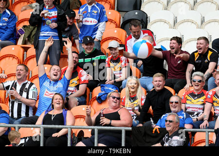 Barrow fans dans les peuplements au cours de l'été match de championnat Betfred Bash à Bloomfield Road, Blackpool. Banque D'Images