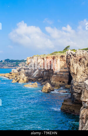 La bouche de l'enfer (Boca do Inferno), le bord de falaises près de la ville portugaise de Cascais, dans le quartier de Lisbonne, Portugal Banque D'Images