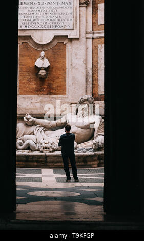 Marphurius Marforio ou parler des statues de Rome avec un visiteur prend une photo Banque D'Images