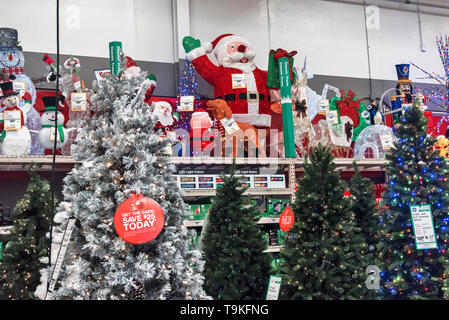 Vente de marchandises de Noël : les arbres de Noël, des jouets, des décorations à la veille de la maison de vacances de Noël Banque D'Images