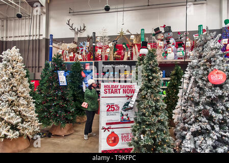 Vente de marchandises de Noël : les arbres de Noël, des jouets, des décorations à la veille de la maison de vacances de Noël Banque D'Images