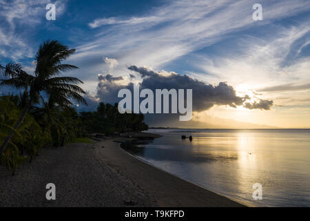 Vu d'une vue aérienne, les régions tropicales de l'île de Flores est éclairé au coucher du soleil. Flores fait partie des petites îles de la sonde de l'Indonésie. Banque D'Images