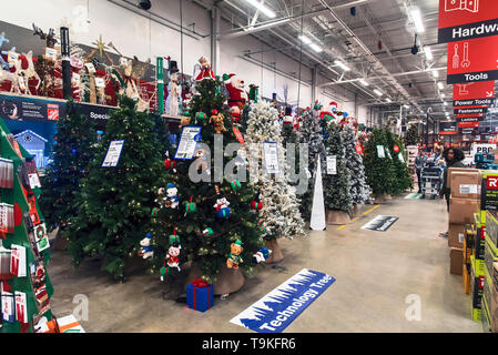 Vente de marchandises de Noël : les arbres de Noël, des jouets, des décorations à la veille de la maison de vacances de Noël Banque D'Images