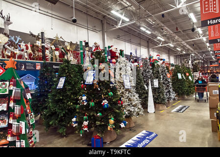 Vente de marchandises de Noël : les arbres de Noël, des jouets, des décorations à la veille de la maison de vacances de Noël Banque D'Images