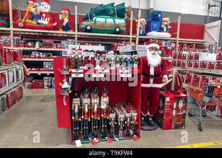 Vente de marchandises de Noël : les arbres de Noël, des jouets, des décorations à la veille de la maison de vacances de Noël Banque D'Images