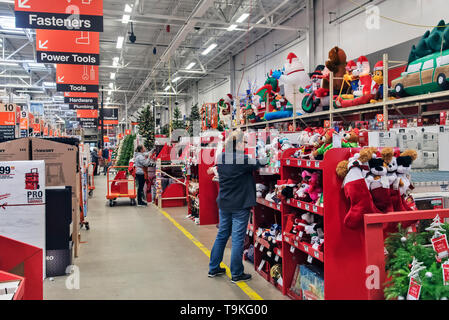 Vente de marchandises de Noël : les arbres de Noël, des jouets, des décorations à la veille de la maison de vacances de Noël Banque D'Images