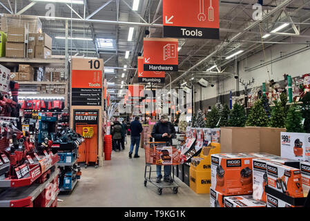 Vente de marchandises de Noël : les arbres de Noël, des jouets, des décorations à la veille de la maison de vacances de Noël Banque D'Images