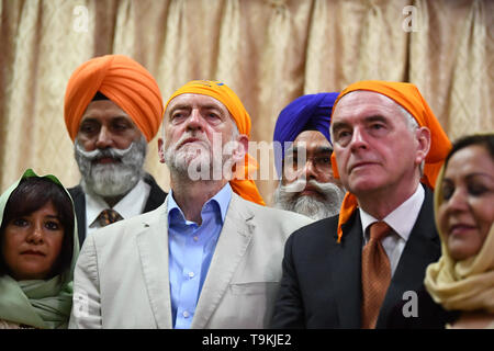 (De gauche à droite de la rangée) Laura Alvarez, chef syndical Jeremy Corbyn et Shadow Chancellor John McDonnell, lors d'une visite à Gurdwara Sri Guru Singh Sabha à Southall. Banque D'Images