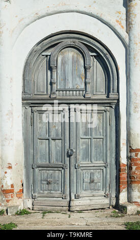 Les portes d'une vieille église abandonnée. Suzdal, Région de Vladimir, Russie. Banque D'Images