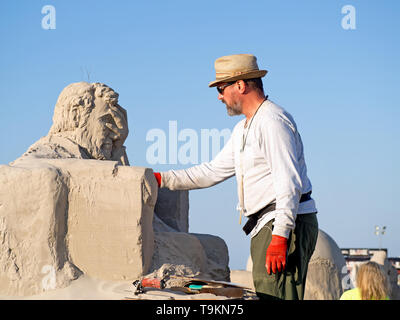 Damon Langlois de Victoria, Colombie-Britannique, Canada travaille sur sa 1re place, sculptures de sable 'Liberty' Sandfest en ruine. Texas 2019. Banque D'Images