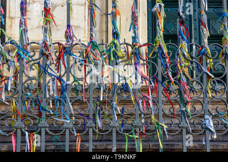 Rubans dans la porte d'église Notre Dame de Praia da Conceicao à Salvador de Bahia au Brésil Banque D'Images