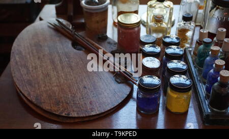 Frida Kahlo's bouteilles de peinture, pinceaux et palette. La maison de Frida Kahlo. La ville de Mexico, Mexique. Banque D'Images