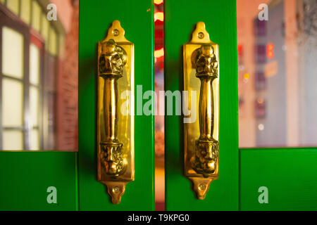 Poignées de porte d'or sur la porte en bois vert. Résumé fond avec l'espace. Banque D'Images