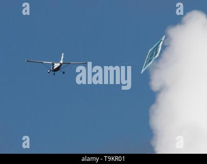 Liverpool, UK 18 mai 2019, un avion a survolé la ville de Liverpool aujourd'hui lorsque Jeremy Corbyn a été de donner la parole avec une bannière de vote Partie Brexit Ian crédit Fairbrother/Alamy Stock Photos Banque D'Images