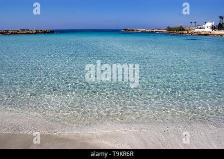 Seascape avec plage de sable blanc et bleu mer transparente dans la localité d'Ayia Napa, Chypre. Banque D'Images