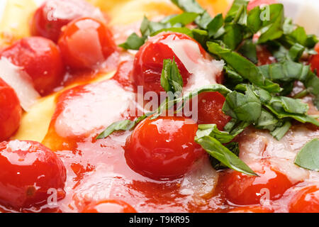 Cerise rouge de la sauce tomate au basilic, close-up Banque D'Images