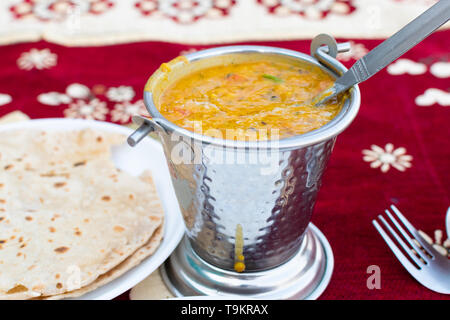 La nourriture indienne populaire Dal fry ou traditionnel Dal Tadka curry servi avec pain indien Banque D'Images