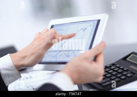 Close up.businessman pointing at digital tablet écran. Banque D'Images