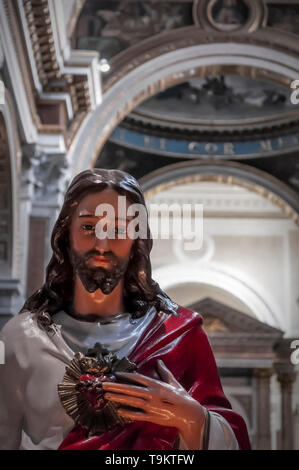 Une statue de Jésus Christ se tient dans l'une des nombreuses églises de Rome, Italie. Banque D'Images