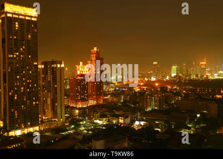 Vue panoramique imprenable vue sur la ville avec des gratte-ciel de Bangkok la nuit Banque D'Images
