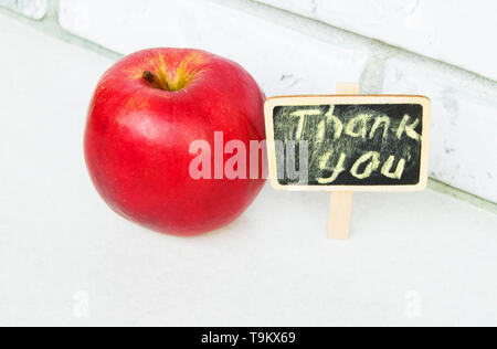 Avec Apple Merci inscription sur une planche en bois fond noir Banque D'Images