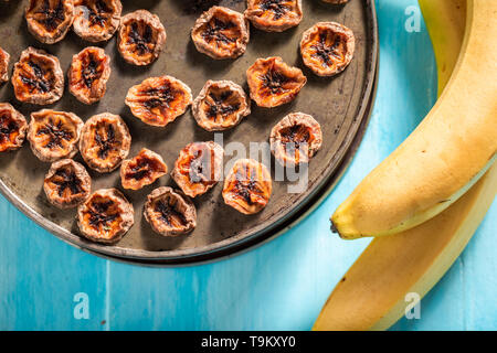 Vue de dessus de la banane séchées au soleil comme un snack sucré Banque D'Images