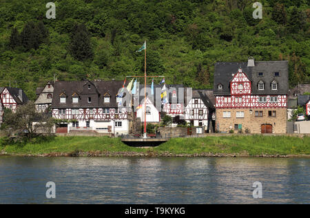 Riverside village sur le Rhin en Allemagne avec colline couverte d'arbres en arrière-plan Banque D'Images