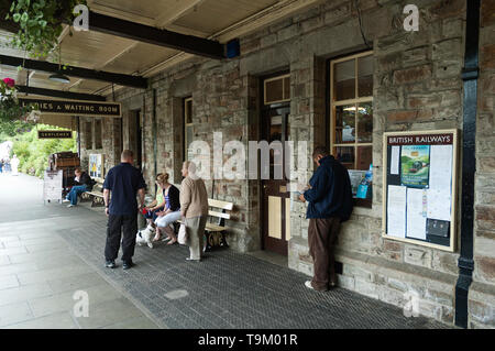 Les passagers en attente d'un train à la gare de Bodmin général sur la Bodmin et Wenford Railway Cornwall UK Banque D'Images