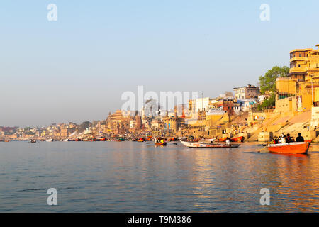 Varanasi, Inde, 23 mars 2019 - Gange Varanasi ghat avec ancienne ville au début de l'architecture magnifique lever du soleil à partir d'un bateau Banque D'Images