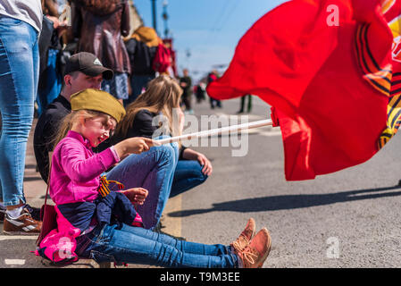 Le 9 mai 2019. Enfant avec un 9 mai comunist drapeau dans le défilé en l'honneur de la victoire dans la seconde guerre mondiale Banque D'Images