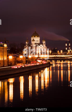 Vue sur Cathédrale illuminée du Christ sauveur au cours d'une sombre soirée d'hiver avec Moskva (Moscou, Russie, Europe) Banque D'Images