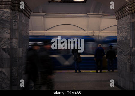 La salle d'attente des passagers pour le métro à Kirovsky Zavod métro (ligne) Kirovsko-Vyborgskaya (Saint Petersburg, Russie, Europe) Banque D'Images