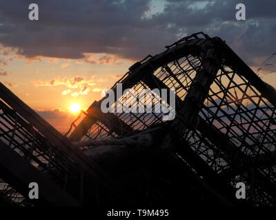 Coucher de soleil nuageux avec des casiers à homard en silhouette de la plage sur l'Île Miscou, Nouveau-Brunswick Canada Banque D'Images