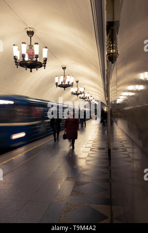 Les passagers qui quittent la plate-forme comme des feuilles de métro la station de métro (Kirovsko-Vyborgskaya Narvskaya Line) (Saint Petersburg, Russie, Europe) Banque D'Images