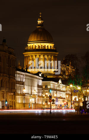 Saint Isaacs Cathédrale de nuit éclairée par des lumières de rue comme vu de la place du palais à côté d'Ermitage, au cours de l'hiver (St. Petersburg, Russie) Banque D'Images