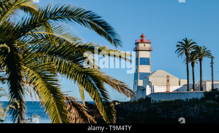 Le phare de Santa Marta Cascais, Portugal, ouvert en 1868 Banque D'Images