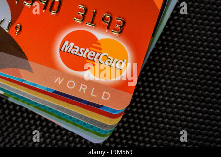 Lviv, Ukraine - 26 Avril 2019 : Close-up de cartes de crédit Mastercard placé sur un fond noir 2020 Banque D'Images