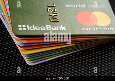 Lviv, Ukraine - 26 Avril 2019 : Pile de cartes de crédit colorés de la banque ukrainienne intitulé IdeaBank 2020 Banque D'Images