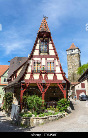 Belle vue sur le quartier historique de Gerlach forge et l'Roeder Gate Tower dans la ville médiévale de Rothenburg ob der Taube sur une journée ensoleillée, Bavaria, Banque D'Images