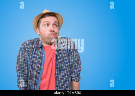 Jeune homme en été hat à côté avec suspicion Banque D'Images