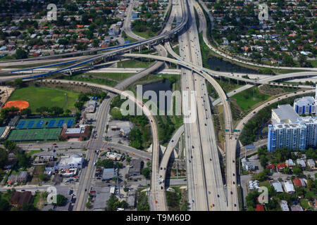 Vue de dessus de la jonction des routes dans le centre-ville de Miami. Banque D'Images