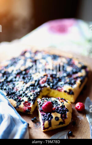 Close up et un morceau de tarte aux bleuets gâteau aux fraises et petits fruits Banque D'Images